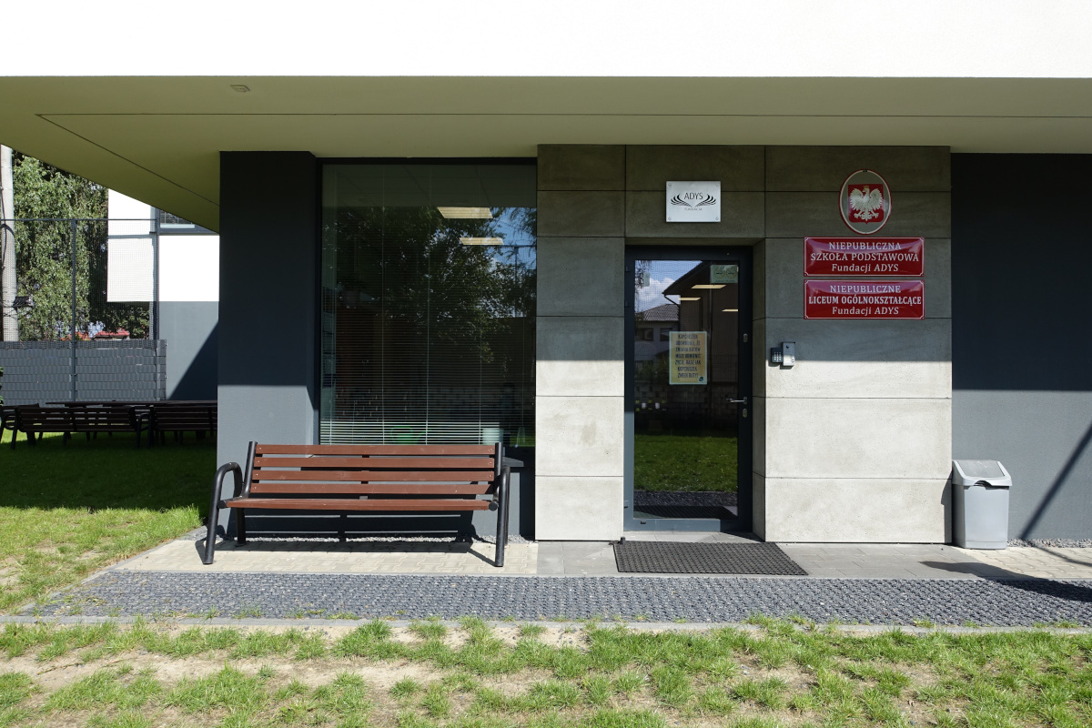 Niepubliczna SP Fundacji ADYS - budynek szkoły w Lubiczowie